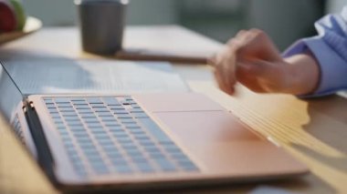 Bilinmeyen iş kadını ofis işyerinde bilgisayarın anahtarına basarak interneti tarıyor. Kadın elleri bilgisayar klavyesine dokunarak online uygulamayı açıyor. İş kadını kumandada çalışıyor..