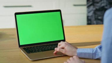 Modern apartman yakınlarında internette sörf yaparken dokunmatik krom dizüstü bilgisayar kullanan eller. Kimliği belirsiz bir kadın evde yeşil ekran bilgisayarda çalışıyor. Mockup Pc 'de internet uygulaması tarayan serbest çalışan kadın.