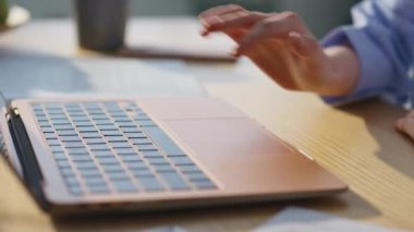 Kadın el ile klavye tuşuna basarak internetteki Webinar 'ı kapatıyor. Bilinmeyen bir kız öğrenci evde oturmuş bilgisayardan eğitim videosu izliyor. Uzaktan yakından çalışan profesyonel serbest çalışan bir kadın.