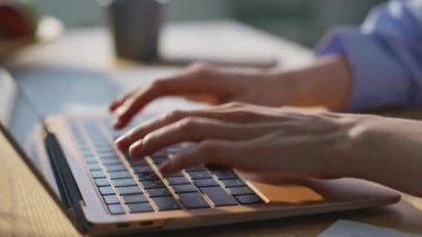 Şirket işyerinde bilgisayarı daktilo eden bir kadın. Bilinmeyen profesyonel yönetici ofis masasındaki bilgisayara veri giriyor. Teknolojiyle çalışan ve kendini adamış genç bir iş kadını..