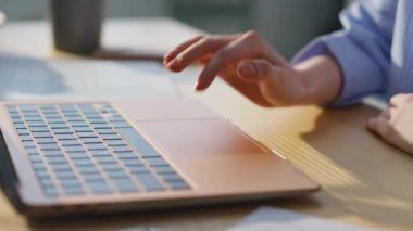 Daire masasında bilgisayarın dokunmatik dokunmatik dokunmatik web sitesine giren bir kız. Ofis masasında çalışan kimliği belirsiz bir iş kadını. Bayan patron iş e-postalarını içeriden izleyerek okuyor.