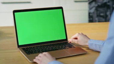 İş kadını Chromakey laptop 'ı araştırıyor. İş yerindeki web sitesini kapatıyor. Kimliği belirsiz bir kadın evde klavyeye yeşil ekran bilgisayar basıyor. Çalışmak için model bilgisayar kullanan kız öğrenci