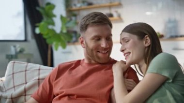 Sevecen bir çift evde rahat koltuğa yakın oturuyorlar. Gülen koca konuşan eş, sıcak oturma odasında sevgi dolu anın tadını çıkarıyor. Aile çifti romantik bir sabahı kanepede kucaklaşarak geçirir.