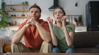 İki taraftar evdeki kanepede televizyon şampiyonluğunu yakından izliyor. Gergin kadın erkek takımın duygusal tepkisi oturma odasında başarısız olur. Hayal kırıklığına uğramış aile çifti futbol maçında tezahürat yapıyor..