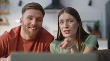Sevgilisinin videosu apartman koltuğunu birbirine yaklaştırıyor. Duygusal eşler, internette iyi haberler dinleyerek dostça buluşmayı severler. Mutlu evli çift sanal konferans evinde konuşuyor.