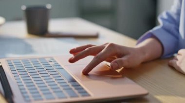 Şirketin iş yerinde ellerin dizüstü bilgisayara dokunuyor. Ofisteki bilgisayar geliştirme projesinde çalışan tanınmamış bir iş kadını. İşyerindeki teknolojiyle etkileşim halinde olan serbest çalışan kadın..