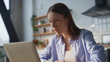 Laptop 'tan gergin bayan CEO arıyor. Memnuniyetsiz dokümanlar ev ofisini kapatıyor. Kızgın iş kadını bilgisayarın kapağını kapatıyor. Stres altında. Öfkeli kadın online konferansta şikayet ediyor.