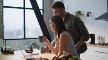 Koca, ev mutfağında dizüstü bilgisayarla karısının bardağına kahve dolduruyor. Gülücükler saçan bir çift sabah içeceğini içiyor bilgisayar ekranında bilgi tartışıyorlar. Rahatlamış eşler teknoloji ile planlama günü