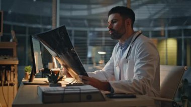 Tıbbi uzman radyoloji sonuçlarını inceliyor. Kapanış, doktorun, hastanın onkoloji teşhisinin gece eşliğinde röntgen taramasına benzediğini düşünmesine neden oldu. Hüsrana uğramış uzman bilgisayardaki tedaviyi analiz ediyor
