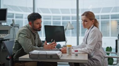 Klinik doktoru sağlık kontrolünden sonra ilaç verilmesini tavsiye ediyor. Adam hasta ilaçlarını kontrol ediyor gülümseyerek pratisyen hekimi ziyaret ediyor. Randevu sırasında sağlık uzmanı danışmanlık hizmeti sunar