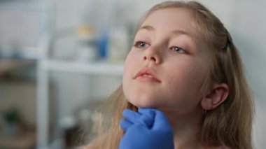 Hastalıktan sonra boğazı kontrol eden yakın çocuk doktoru. Şirin sarışın kız ağzını açıp Sağlık Merkezi 'ndeki otorhinolaryngologu ziyaret ediyor. Hasta çocuğu muayene eden bilinmeyen bir doktor. Klinikte sağlık kontrolleri