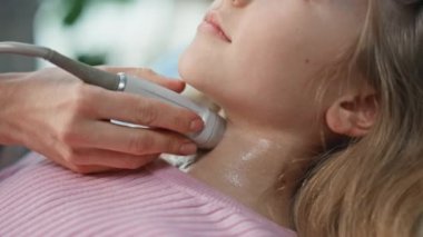 Kızın ultrason muayenesi. Kapalı pediatrik hasta sağlık merkezini ziyaret ediyor. Sağlık danışmanlığı sırasında tarama ekipmanı kullanan bilinmeyen bir doktor.. 
