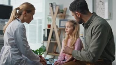Çocuk doktoru, modern klinikteki aileye danışmanlık yapıyor. Babası tatlı kızıyla çocuk doktorunu ziyaret ediyor. Sağlık uzmanıyla sağlık randevusu sırasında dikkatle dinleyen hasta şikayetçi..
