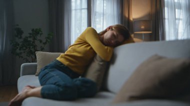 Akşamları uyuyan yorgun kadın koltuğu boş. Rahat koltukta tek başına kıvrılan yorgun, tembel kadın. Duygusuz, sıkılmış bir kız evde uyukluyor. Depresyon yalnızlığı konsepti 