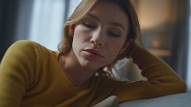 Şekerleme yapan kadın, gece evde akıllı telefonuyla uyanır. Mutlu gülümseyen bayan, evdeki kanepede cep telefonu ekranı görüntüsü bekleyen bir mesaj alıyor. Rahatlamış kız, sevinen erkek arkadaş sıcak mesajları atıyor.