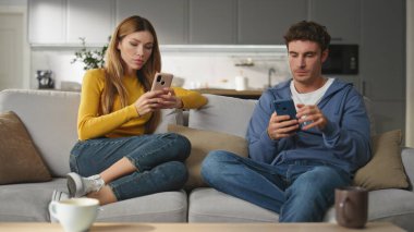 İnternet bağımlısı çift evde oturup birbirini görmezden geliyor. Ciddi bir adam cep telefonlarıyla sohbet ediyor, sosyal medya yayınlarını okuyor. Akıllı telefonları olan genç bir aile oturma odasında mesajlaşıyorlar.