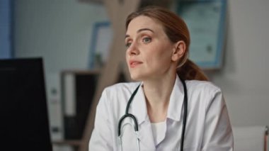 Gülümseyen pratisyen hekimin internet konferansı. Klinikte başarılı bir tıbbi terapi hakkında internette hastaya danışmanlık yapan yakın bir doktor. Geceleri steteskopla konuşan dost canlısı bir doktor..