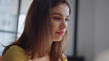 Çağdaş ofiste dizüstü bilgisayara odaklanan güzel bir kadın. Profesyonel çevrede online proje üzerinde çalışan esmer bir bilgisayar. Genç girişimci iş kurmakla meşgul..