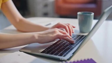 Kadınlar iş yerinde bilgisayarlarını kahve fincanlarıyla kapatarak daktilo ediyorlar. Uzak ofisteki bilgisayar klavyesine e-posta yazan odaklı kadın serbest yazar. Apartmanda internet araştırması yapan ciddi bir kadın..