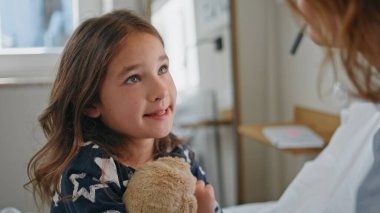 Modern odadaki tatlı çocuk, annesiyle yakın plan konuşuyor. Tanımlanamayan annesinin hafta sonunu yatak odasında geçirdiğini söyleyen komik esmer çocuk. Oyuncak ayıyı kucaklayan küçük çocuk evde anne babasıyla konuşuyor.