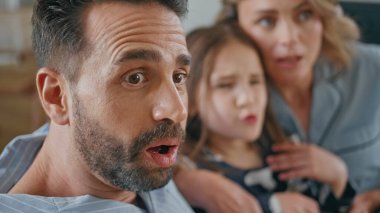 Baba 'nın ailesiyle birlikte sıcak bir dairede film izlemesine şaşırdım. Evde eşi ve kızıyla sinemada vakit geçirmekten hoşlanan şok olmuş bir adam. Mutlu insanlar birlikte evde dinleniyor.