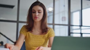 Modern iş yerlerinde yakın planda duran girişimci belgeleri arıyor. Ofiste çalışan ciddi bir iş kadını endişeli bir ifadeyle kağıtları gözden geçiriyor. Akıllı esmer evrak işlerine konsantre oluyor..