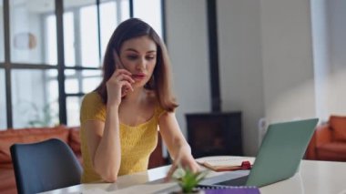 Yönetim kurulu başkanı, iş yerindeki iş belgelerine bakarak akıllı telefon aramasından şikayetçi. Ofiste cep telefonu konuşmalarında kağıtları tartışan sinirli bir iş kadını. Telefonda tartışan kadın.