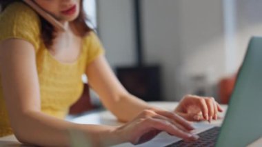 Modern bir iş yerinde cep telefonuyla konuşan bir kadın. Gülümseyen iş kadını, ofisteki bilgisayarda çalışırken güzel akıllı telefon konuşmaları yapar. Happy Manager danışma istemcisi telefonda.