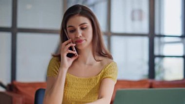 Endişeli iş kadını, akıllı telefondan şikâyet ediyor. Modern apartmanın kapanış raporunu tartışıyorlar. Çok çalışan bir kadın, elinde belgelerle telefon başında duygusal olarak konuşuyor. İş sorunu.