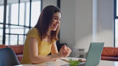 Çevrimiçi öğretmen, merkez ofisteki bilgisayar kamerasıyla konuşuyor. Olumlu kadın danışman video müşteriyi arıyor. İş yerlerinde çalışma belgelerini tartışıyorlar. Mutlu iş kadını İnternet toplantısının keyfini çıkar.