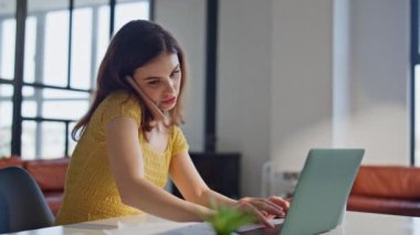Modern ofiste dizüstü bilgisayar yazarken akıllı telefondan konuşan birden fazla çalışan. Bilgisayarda çalışan kendine güvenen bir kadın projeyi tartışıyor. Evde serbest çalışan meşgul bir kadın var..
