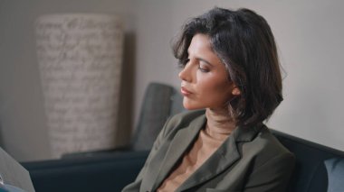 Moda dergisi okuyan şık bir bayan dinlenme koltuğu. Ofiste makalelere bakan güzel bir iş kadını portresi. Profesyonel bayan yönetici şirket ortamında kanepede dinleniyor..