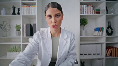 Klinikte konuşan bir kadının portresi profesyonel tıbbi tavsiyelerde bulunuyor. Poliklinikteki pov videosundan sağlık ekibi arıyor. Doktor tedavi detaylarını uzaktan açıklıyor