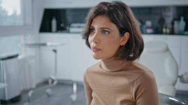 Klinik müşterisi, sağlık sorununu modern ofiste bilinmeyen bir doktora anlatıyor. Tıbbi konsültasyonda baş ağrısından şikayet eden zarif bir kadın hasta. Genç esmer kadının sağlık hizmeti randevusu var..