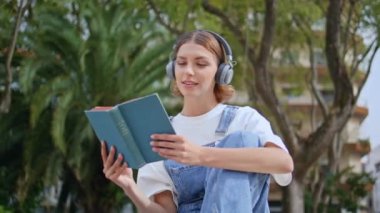 Sakin kız, Sunny Street 'in kapandığı yerde kulaklıkla müzik dinliyor. Sıradan bir kız öğrenci huzurlu şehir ortamında öğrenme ve bilgiyi emme üzerine odaklanmıştı. Modayı takip eden gençler