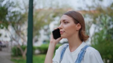 Cep telefonuyla konuşan genç bir kadın şehir parkında yürüyor. Kaygısız kız şehir yeşilliğinin yakınlarında cep telefonu sohbeti yapar. Modayı takip eden bayan akıllı telefondan arıyor. Haftasonu tatilinin keyfini çıkarıyor..