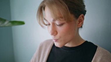 Yakın plan genç bayan bekleme odasında modern ofiste oturuyor. Ciddi bir kızın portresi klinikteki doktor randevusundan önce broşür okuyor. Bayan, sağlık ziyaretinde içişlerinin keyfini çıkarın.