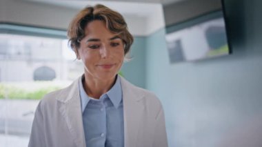 Dost canlısı doktor, klinikteki meslektaşına gülümsüyor ve yakın planda konuşuyor. Kadın sağlık uzmanı hastanede hemşireye rehberlik ediyor. Orta yaşlı pratisyen hekimden sağlık tavsiyesi