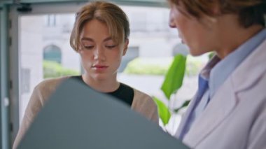 Tıbbi randevudaki klinik ziyaretçi doktor, yakın çekim. Tedavi detaylarını açıklayan kadın doktor sağlık kliniğinde evraklara bakıyor. Kadın hasta hastanede sağlık testini hayal kırıklığına uğrattı