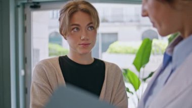 Tıbbi konsültasyonda doktor açıklamasını dinleyen kadın. Yakın plan. Kadın doktor, sağlık hizmetleri kliniğindeki dosyada sağlık testini tartışıyor. Ziyaretçiye tedavi ve teşhisi açıklayan doktor.