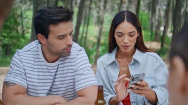 Arkadaşlarıyla park masasında oturan piknik yapan bir çift. Hafta sonu yeşil ormanda toplanan mutlu gençler iletişim kuruyor. Tasasız çift dışarıda akıllı telefon içeriğini tartışıyor..