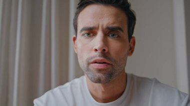 Yakışıklı iş adamı portresi daireyi arıyor. Bilgisayarlı internet konferansında merkez büroda ciddi bir serbest çalışan konuşuyor. Profesyonel erkek müdür iş yerinde uzaktan çalışma konusunu tartışıyor..