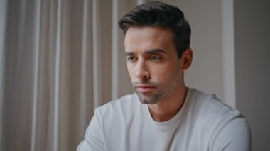 Ofisin iç kısımlarında düşünceli iş adamı planlama projesi. Profesyonel yönetici modern işyerinde oturan şirket kariyerini düşünüyor. Uzaktan kumandalı ciddi bir işçi evde fikirler üzerinde kafa yoruyor..