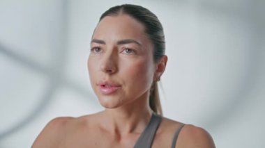 Yogi kadın kapalı alanda nefes egzersizi yapıyor. Serene Lady, Asana 'yı meditasyon yaparken soluyor. Yoganın keyfini çıkaran odaklanmış bir kız huzur içinde tek başına dinleniyor. Akıl sağlığı konsepti 