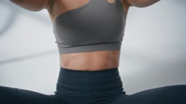 Zen kadın dua eden eller, sakin bir sabahta yakın planda el hareketi yapar. Tanınmayan bir kız Asana 'yı sessizce meditasyon yaparken eğitiyor. Bilinmeyen odaklı yogi hafta sonu dinleniyor. Huzurlu bayan farkındalığın tadını çıkarıyor. 