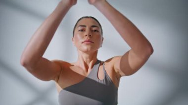 Sakin bayan içeride asana portresi yapıyor. Kapalı gözlerle dua ederek meditasyon yapan bir kadın. Sporcu kadın ruhani yoganın keyfini çıkarıyor. Huzurlu bir sabah. Akıl sağlığı konsepti 