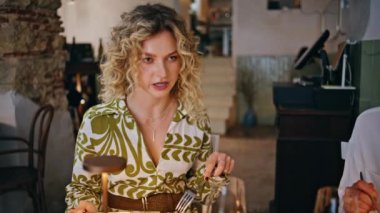 Rahat kadınlar samimi restoranlarda buluşmaktan hoşlanırlar. Grup bayan meslektaşları rahatça kahve evinde yemek yiyor. Mutlu kız arkadaşlar birlikte konuşuyor, şık iç mekanlarda yemek yiyorlar..