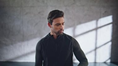 Spor adamı çatı katının yakınından çok zeki görünüyor. Boş spor salonunda akıllı saati kullanan bir sporcu. Antrenmandan sonra sporcu takibi sonuçlarından tatmin oldum. Spor eğitmeni Grey Wall Stüdyolarında ilerleme var mı diye bakıyor. 