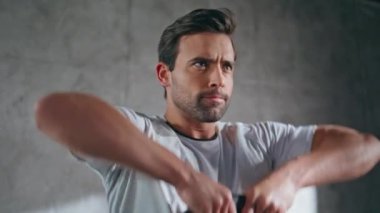 Spor kulübünde halter egzersizi yapan ciddi bir sporcu. Spor yaparken ağırlık kaldıran güçlü bir adam. Bisepsi pompalayan genç bir adam. Sadece modern çatı katında erkek kaldırıcı eğitimi. 