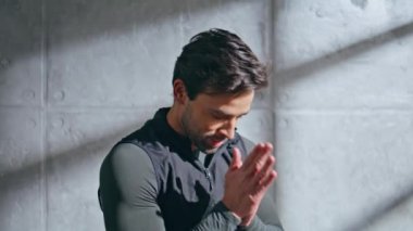 Alıştırma portresinden sonra yakışıklı atlet görünümlü kamera. Sıkı antrenman sonrası poz veren mutlu sporcu. Çatı katında ellerini ovuşturan esmer adam. Spor adamı halter kaldırdıktan sonra mola verir.